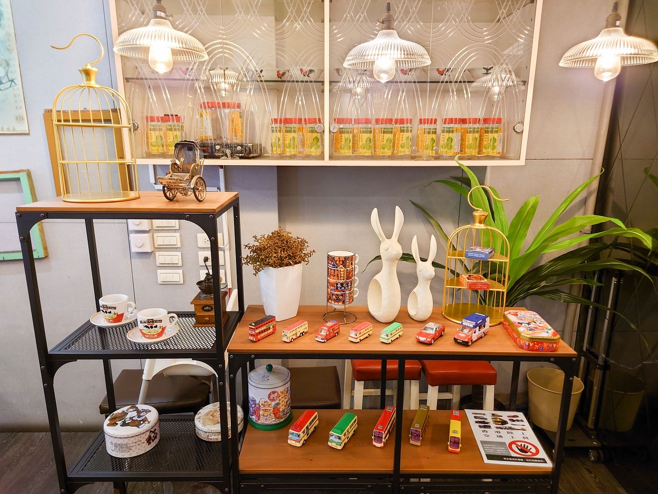 [食記][高雄市] 翠王香港茶餐廳 — 明誠路上香港主廚開設的香港茶餐廳，浮誇又吸睛的飛天漂浮廣炒麵。