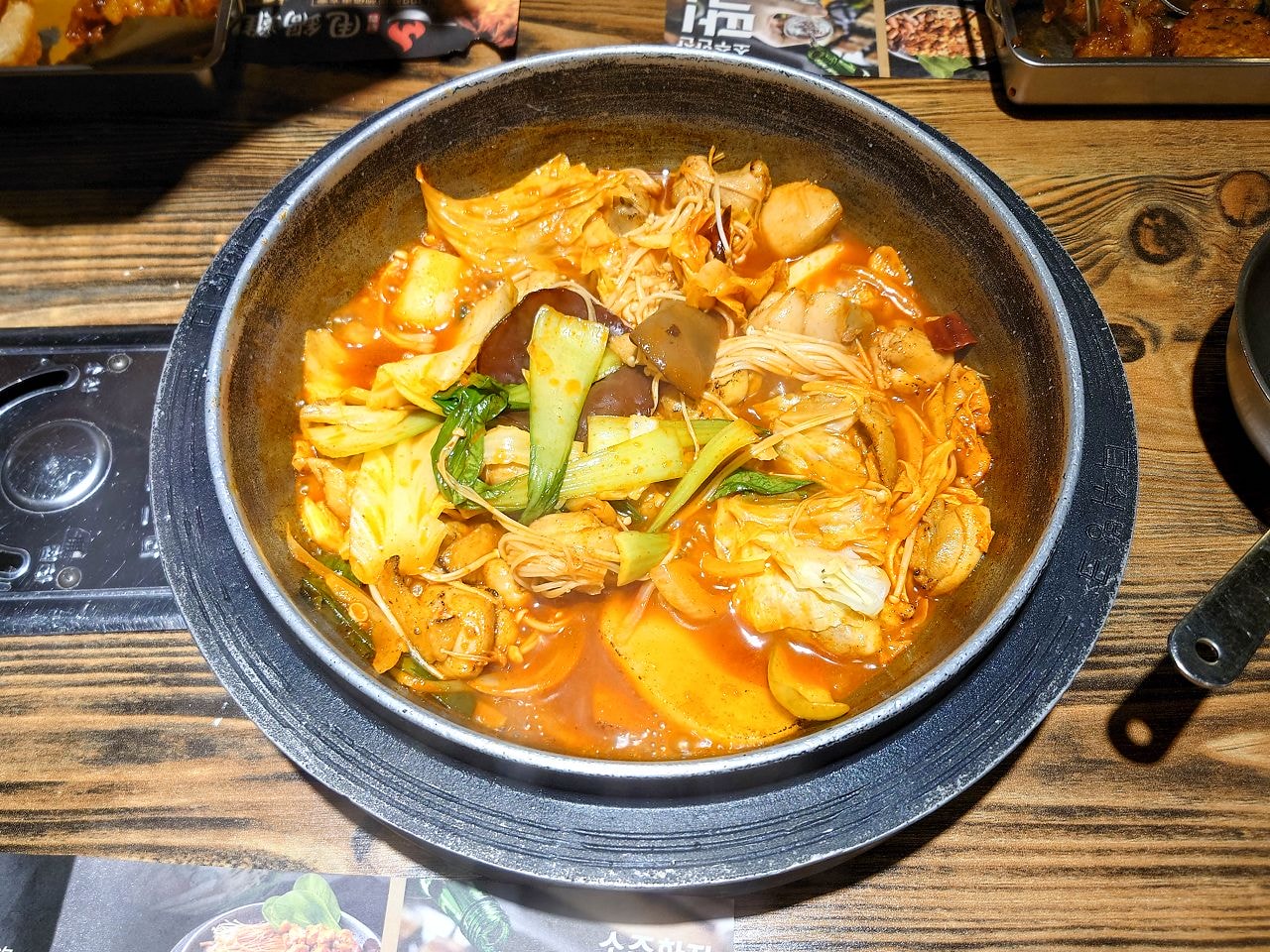 [食記][台北市] 甩鍋雞볶찜韓式炒雞吃到飽 西門店 — 現點現炒香辣夠味又香氣十足的韓式炒雞