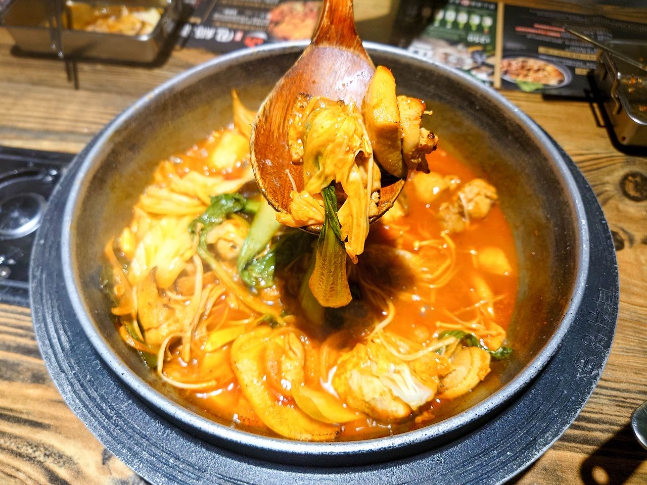 [食記][台北市] 甩鍋雞볶찜韓式炒雞吃到飽 西門店 — 現點現炒香辣夠味又香氣十足的韓式炒雞
