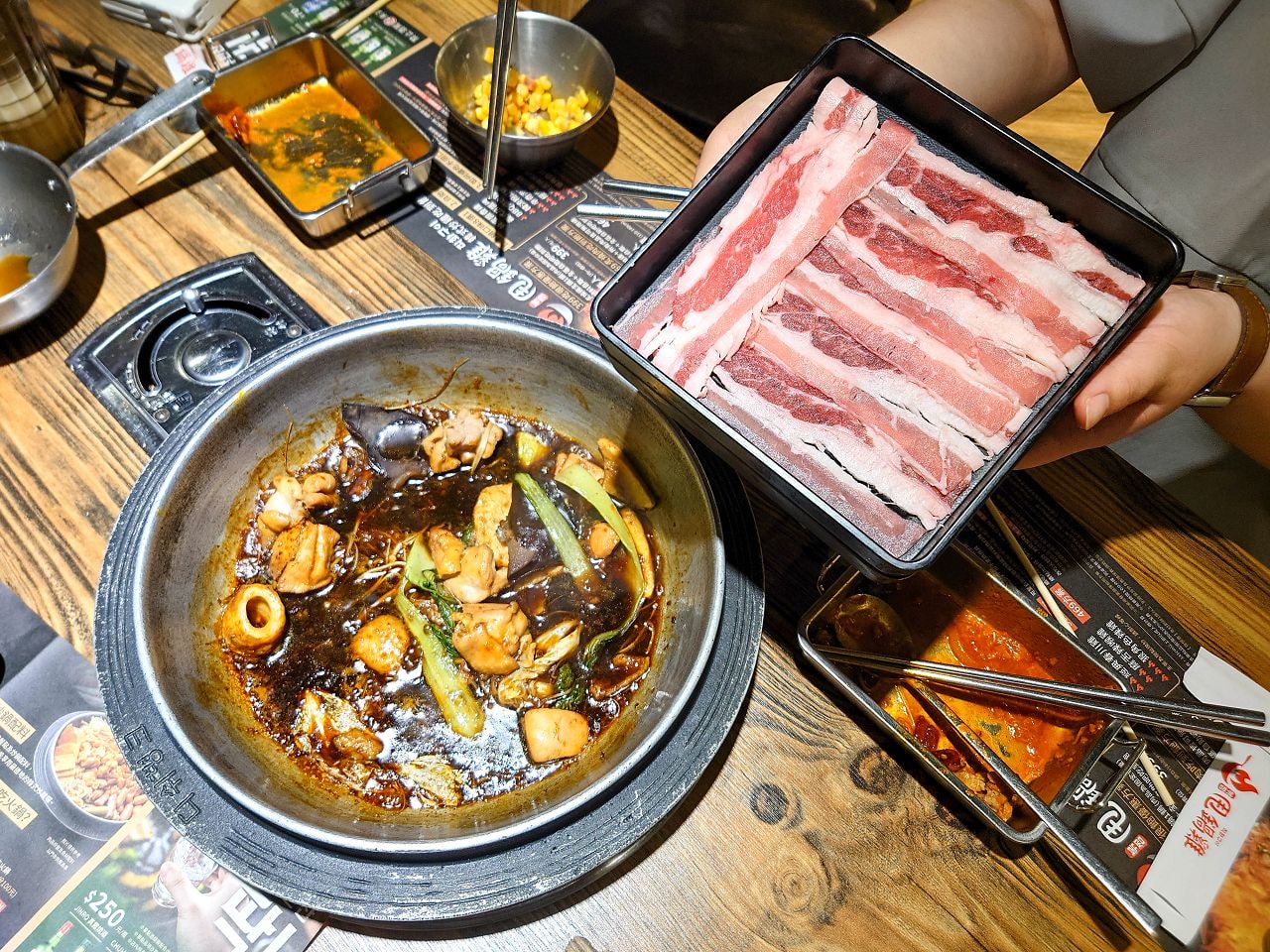 [食記][台北市] 甩鍋雞볶찜韓式炒雞吃到飽 西門店 — 現點現炒香辣夠味又香氣十足的韓式炒雞
