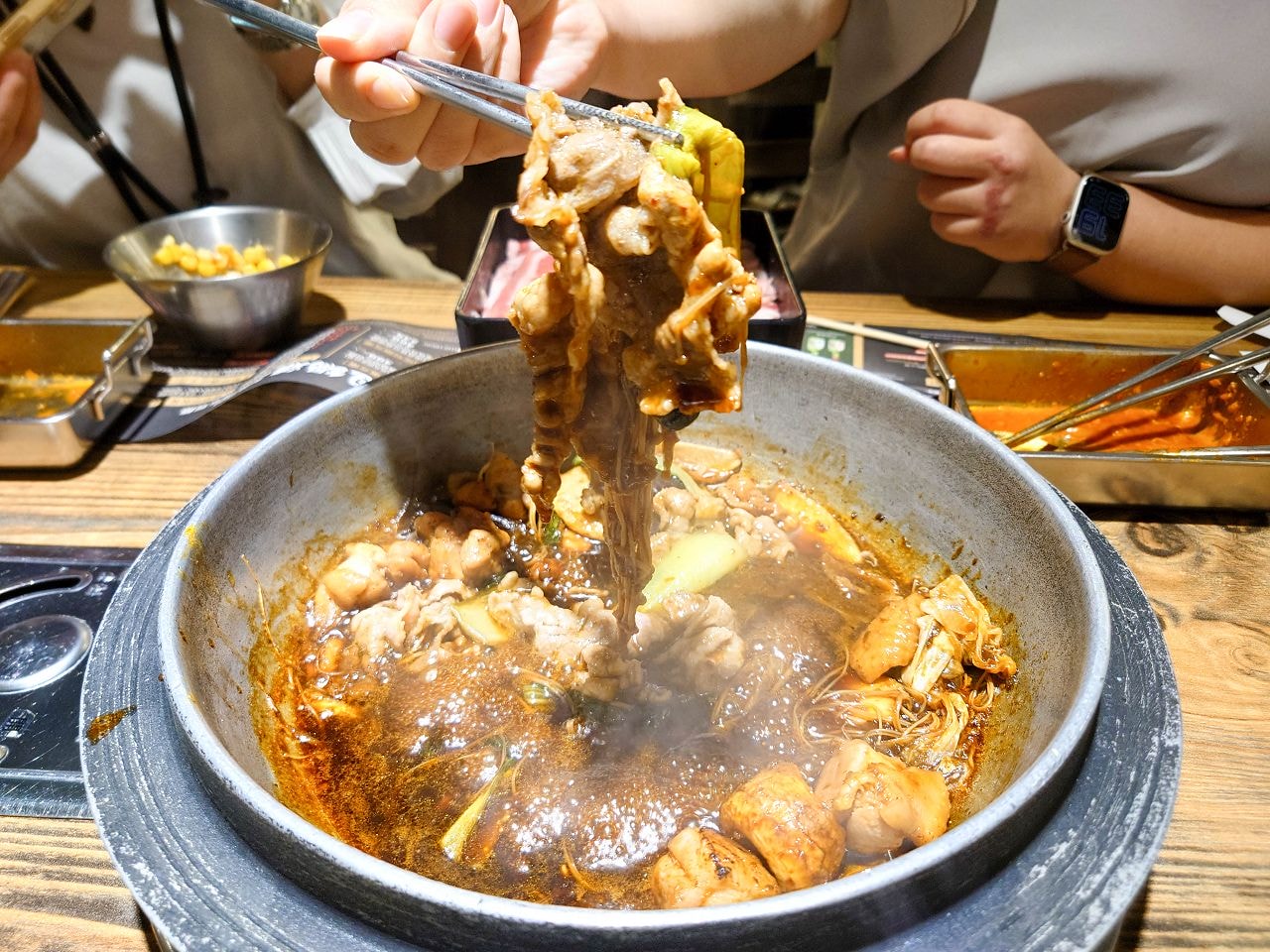 [食記][台北市] 甩鍋雞볶찜韓式炒雞吃到飽 西門店 — 現點現炒香辣夠味又香氣十足的韓式炒雞