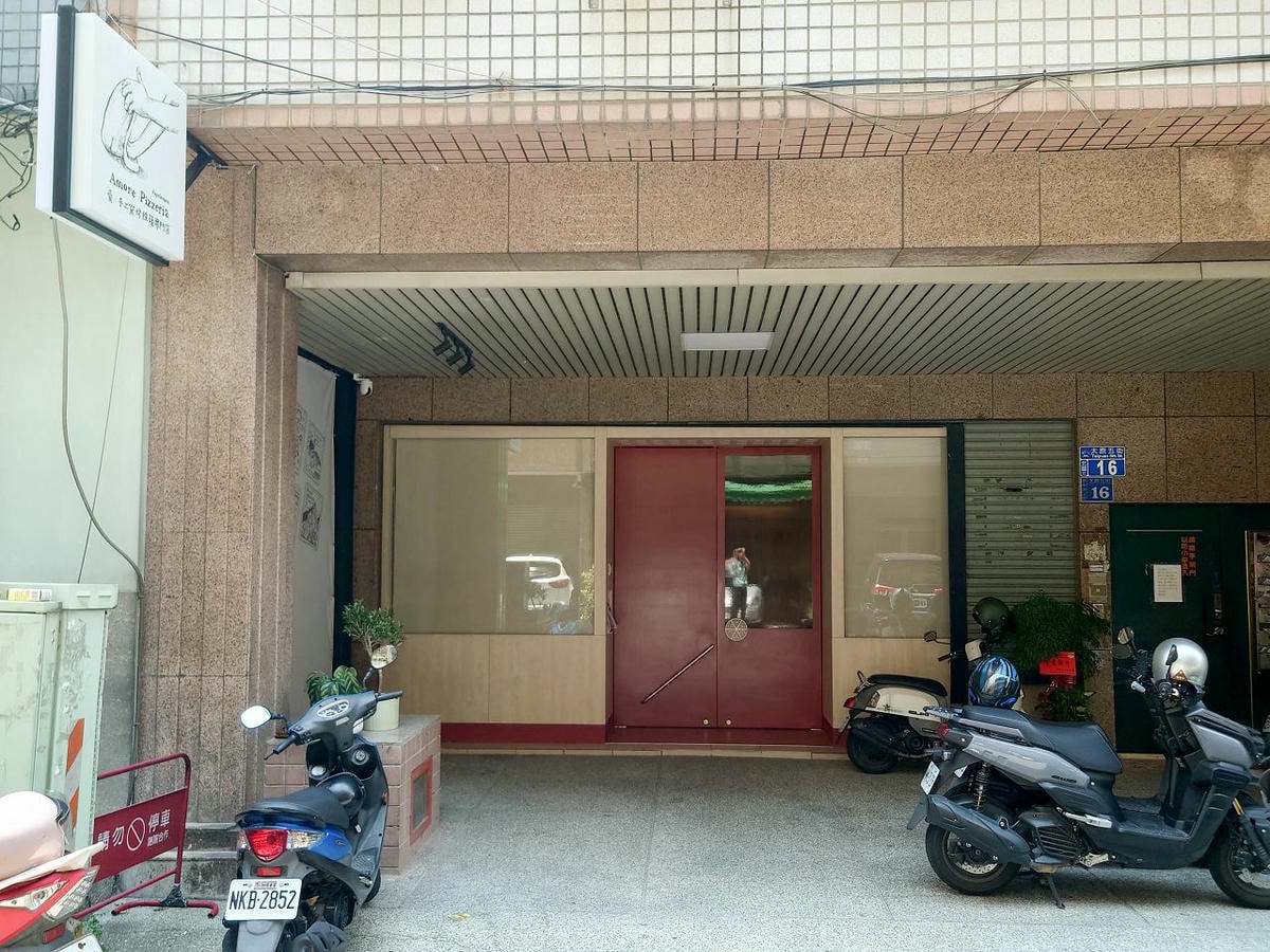 [食記][台中市] Amore Pizzeria Napoletana — 台中義式窯烤披薩推薦，遵循義大利傳統純手工製作的正統南義式披薩。