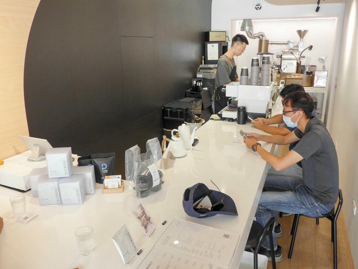 [食記][高雄市] Dí Coffee 迪咖啡 左營巨蛋店 — 漢神巨蛋附近巷弄內小小質感咖啡館，抹茶控必點抹茶阿芙佳朵。