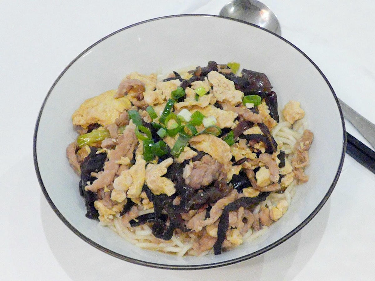 [食記][高雄市] 眷仨舖 手工澆頭麵 — 老屋改造復古文青風格眷村味麵食館