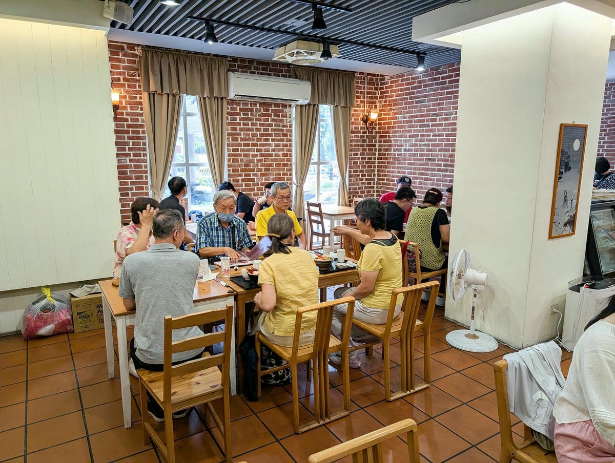 [食記][高雄市] 全心丼飯專賣 — 彩虹公園旁日式丼飯專賣店，豐盛又新鮮的海鮮丼飯。