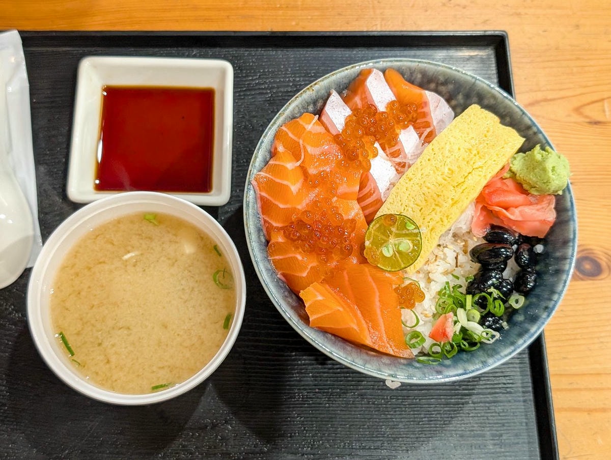 [食記][高雄市] 全心丼飯專賣 — 彩虹公園旁日式丼飯專賣店，豐盛又新鮮的海鮮丼飯。