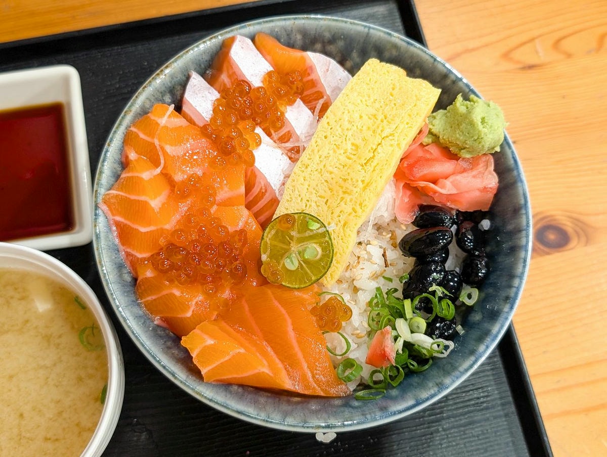 [食記][高雄市] 全心丼飯專賣 — 彩虹公園旁日式丼飯專賣店，豐盛又新鮮的海鮮丼飯。