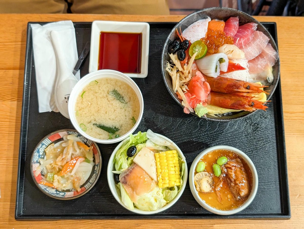 [食記][高雄市] 全心丼飯專賣 — 彩虹公園旁日式丼飯專賣店，豐盛又新鮮的海鮮丼飯。