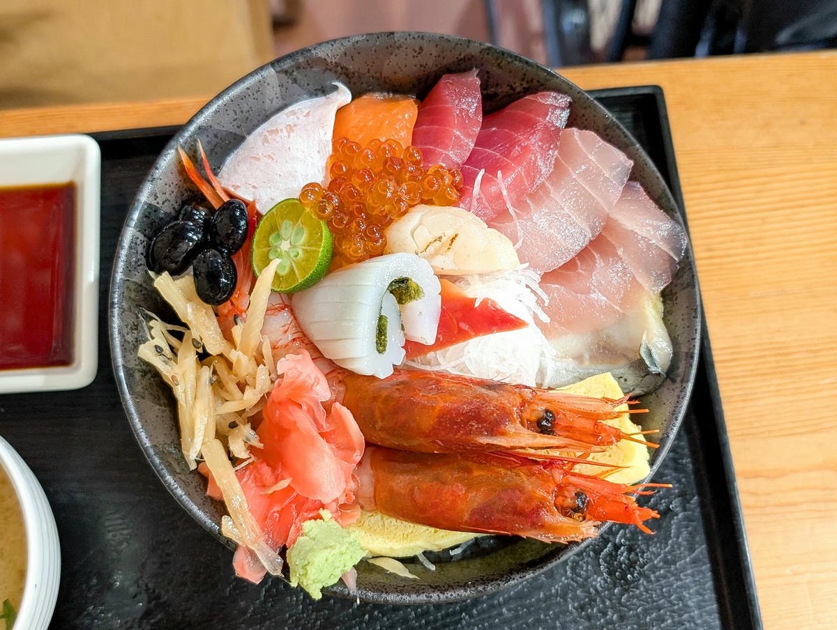[食記][高雄市] 全心丼飯專賣 — 彩虹公園旁日式丼飯專賣店，豐盛又新鮮的海鮮丼飯。