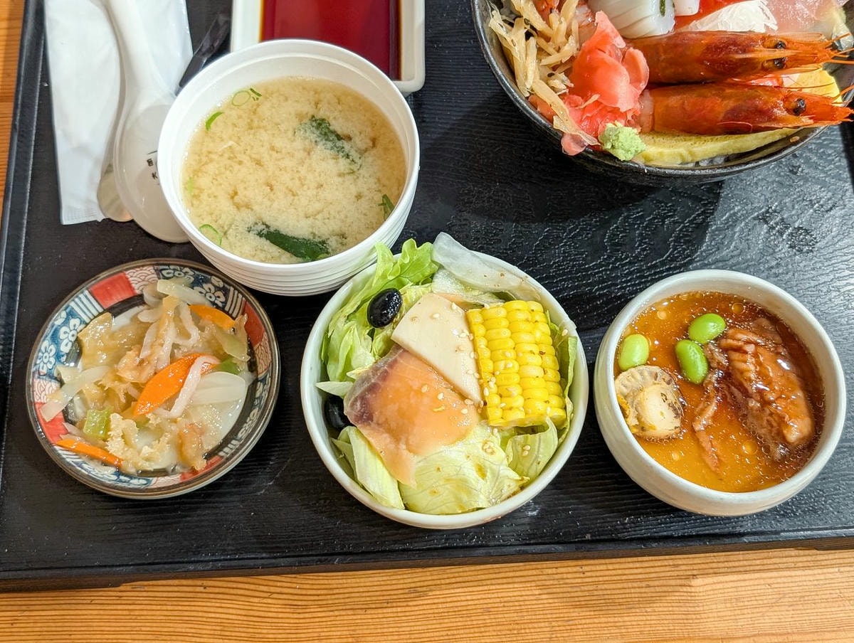 [食記][高雄市] 全心丼飯專賣 — 彩虹公園旁日式丼飯專賣店，豐盛又新鮮的海鮮丼飯。