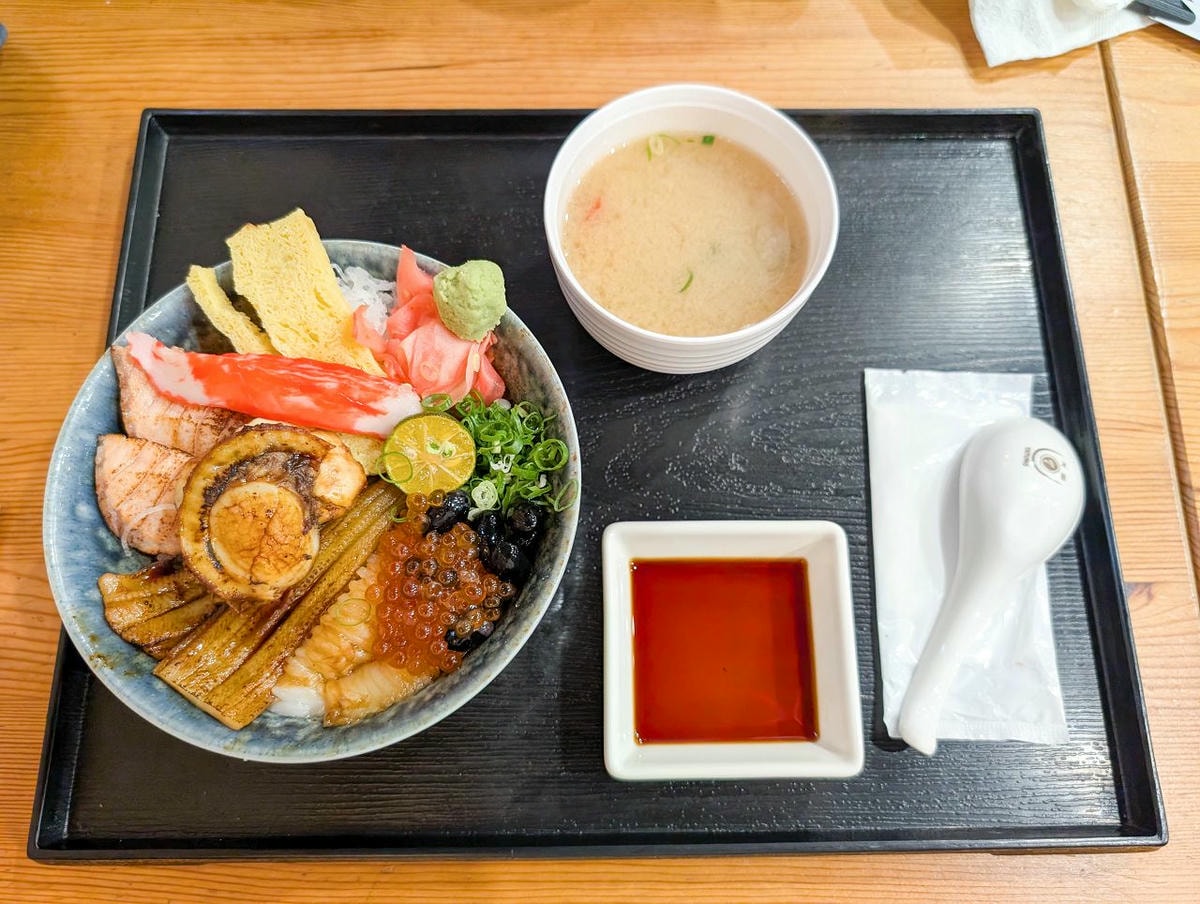 [食記][高雄市] 全心丼飯專賣 — 彩虹公園旁日式丼飯專賣店，豐盛又新鮮的海鮮丼飯。