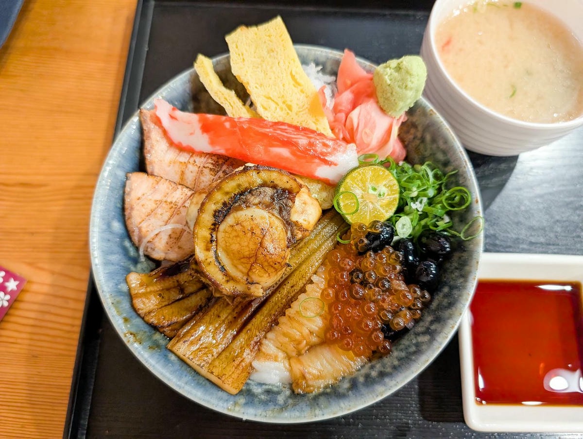 [食記][高雄市] 全心丼飯專賣 — 彩虹公園旁日式丼飯專賣店，豐盛又新鮮的海鮮丼飯。