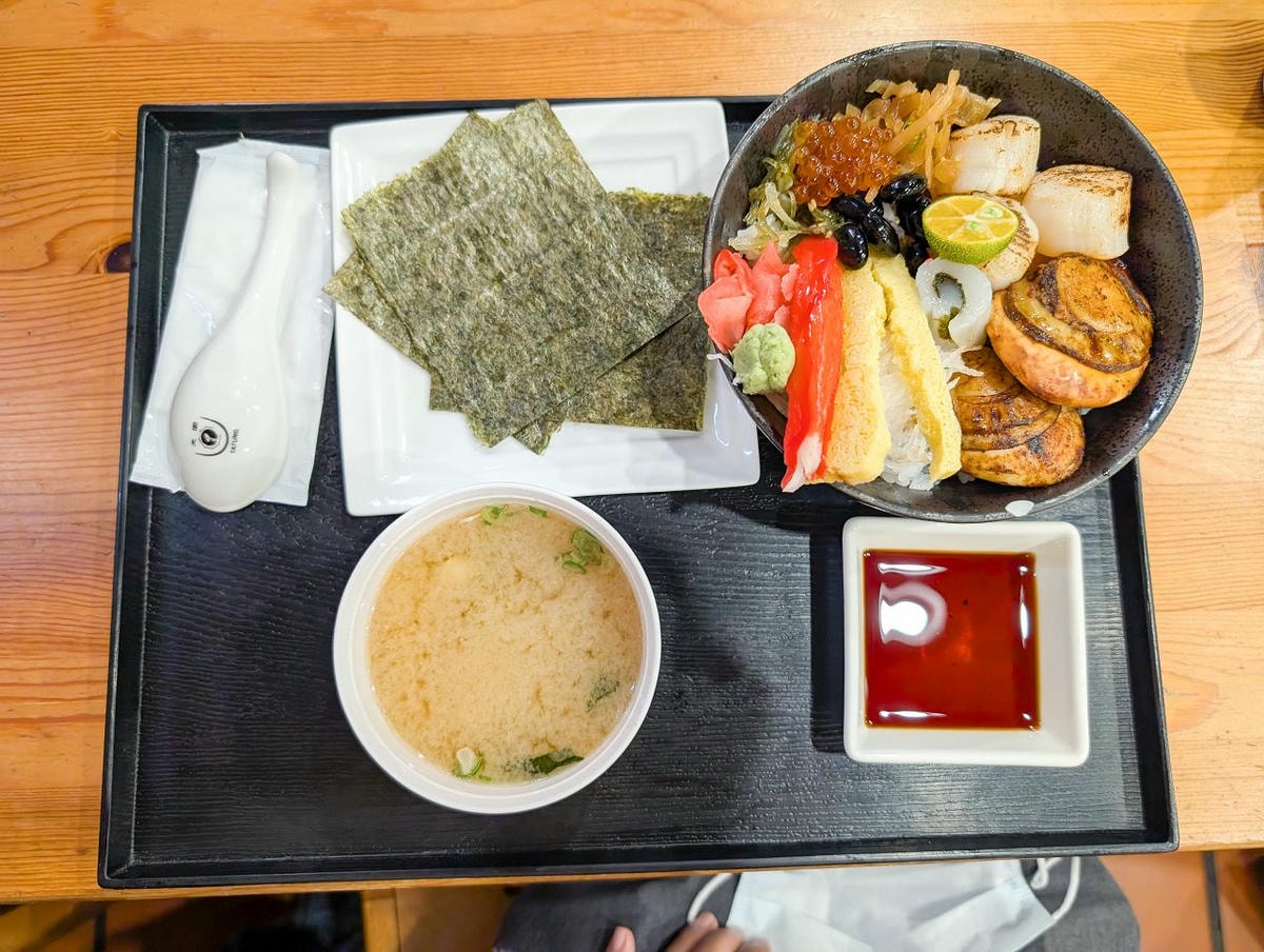 [食記][高雄市] 全心丼飯專賣 — 彩虹公園旁日式丼飯專賣店，豐盛又新鮮的海鮮丼飯。