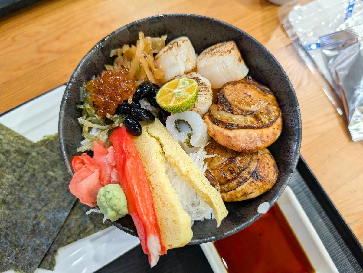 [食記][高雄市] 全心丼飯專賣 — 彩虹公園旁日式丼飯專賣店，豐盛又新鮮的海鮮丼飯。