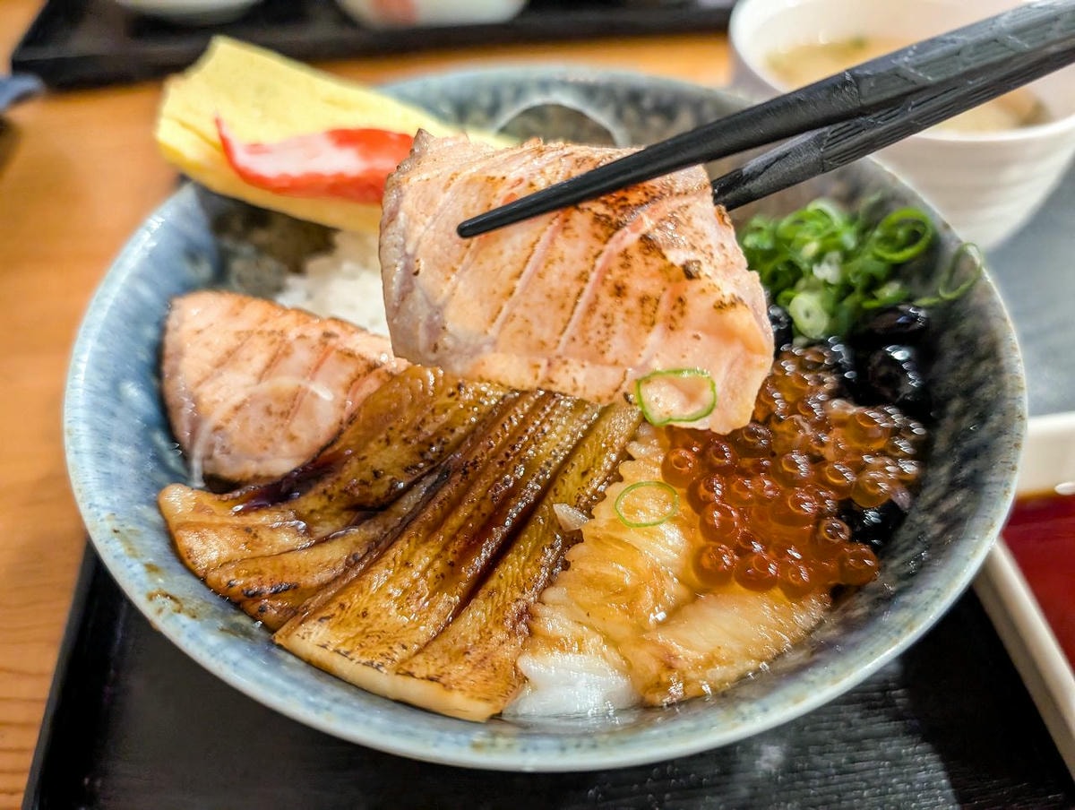 [食記][高雄市] 全心丼飯專賣 — 彩虹公園旁日式丼飯專賣店，豐盛又新鮮的海鮮丼飯。