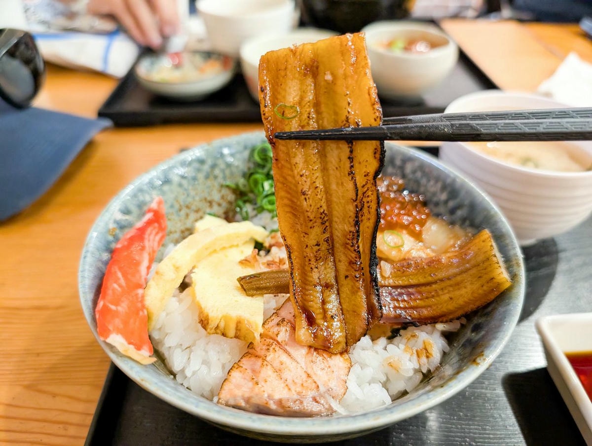 [食記][高雄市] 全心丼飯專賣 — 彩虹公園旁日式丼飯專賣店，豐盛又新鮮的海鮮丼飯。