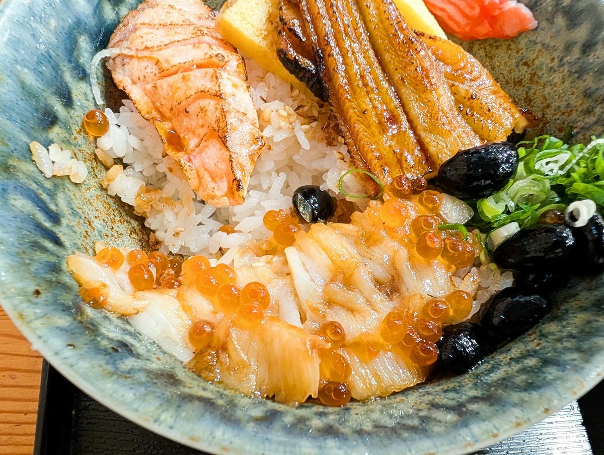 [食記][高雄市] 全心丼飯專賣 — 彩虹公園旁日式丼飯專賣店，豐盛又新鮮的海鮮丼飯。