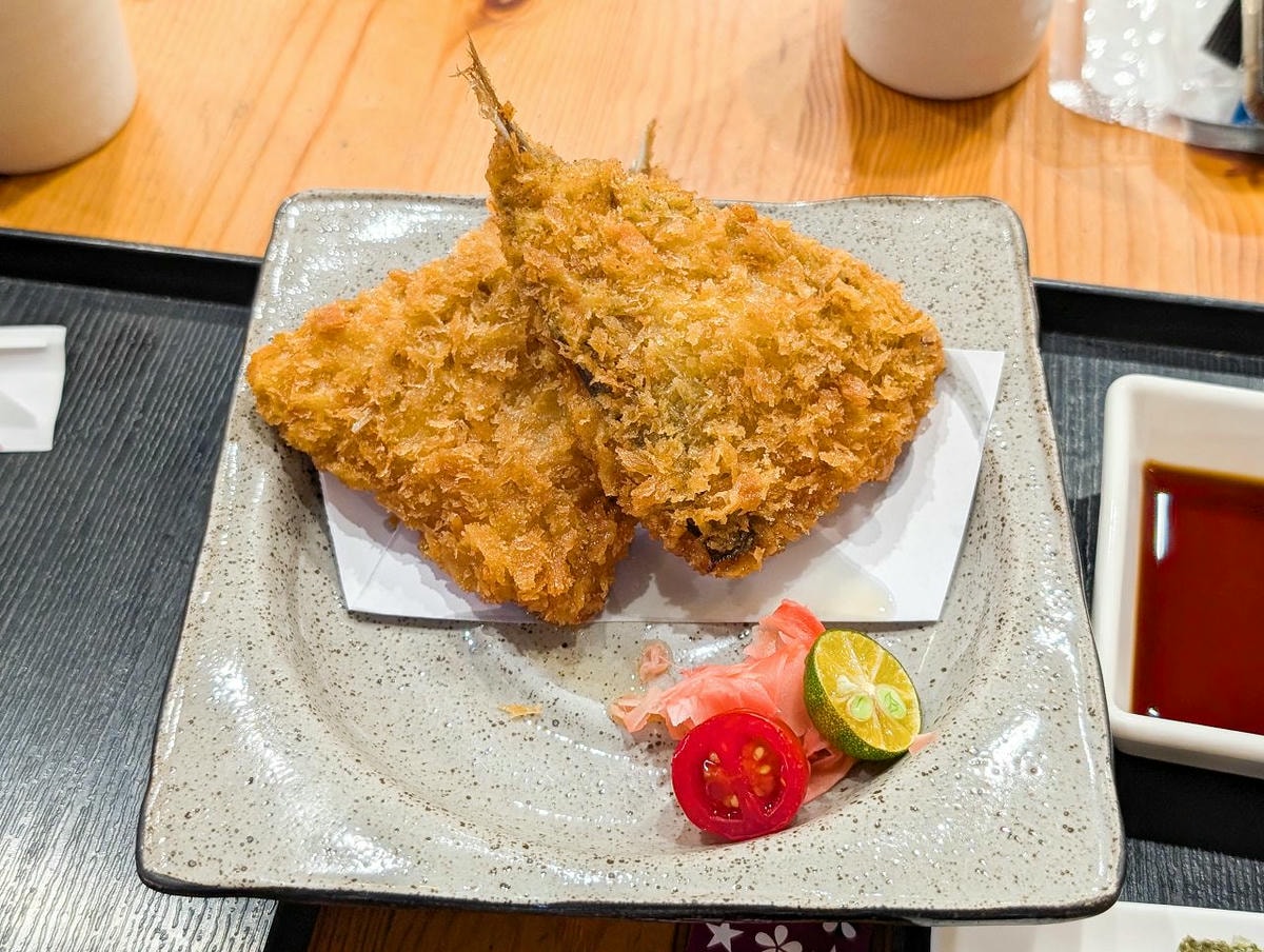 [食記][高雄市] 全心丼飯專賣 — 彩虹公園旁日式丼飯專賣店，豐盛又新鮮的海鮮丼飯。