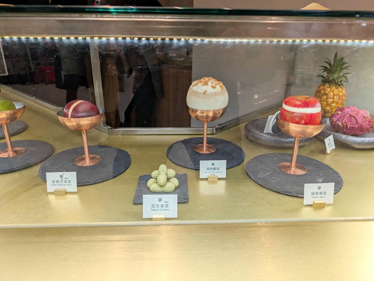 [食記][高雄市] Le Buno Café 高雄漢神巨蛋店 (已歇業) — 發跡於台北東區的水果原型義式冰淇淋專賣店在高雄漢神巨蛋設有分店