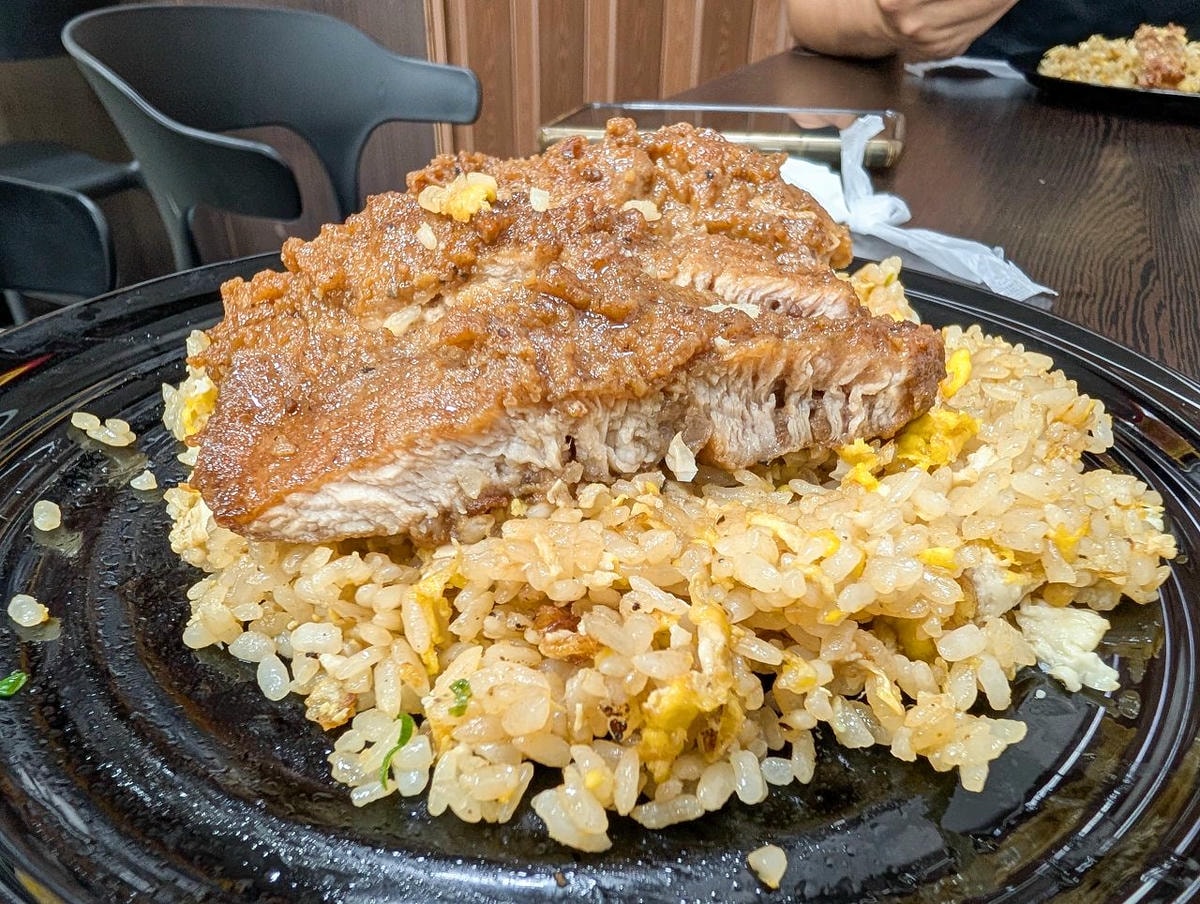 [食記][高雄市] 鷲炒飯 (已歇業) — 凹子底站附近炒飯推薦，醬香和蛋香入味香氣十足的炒飯。