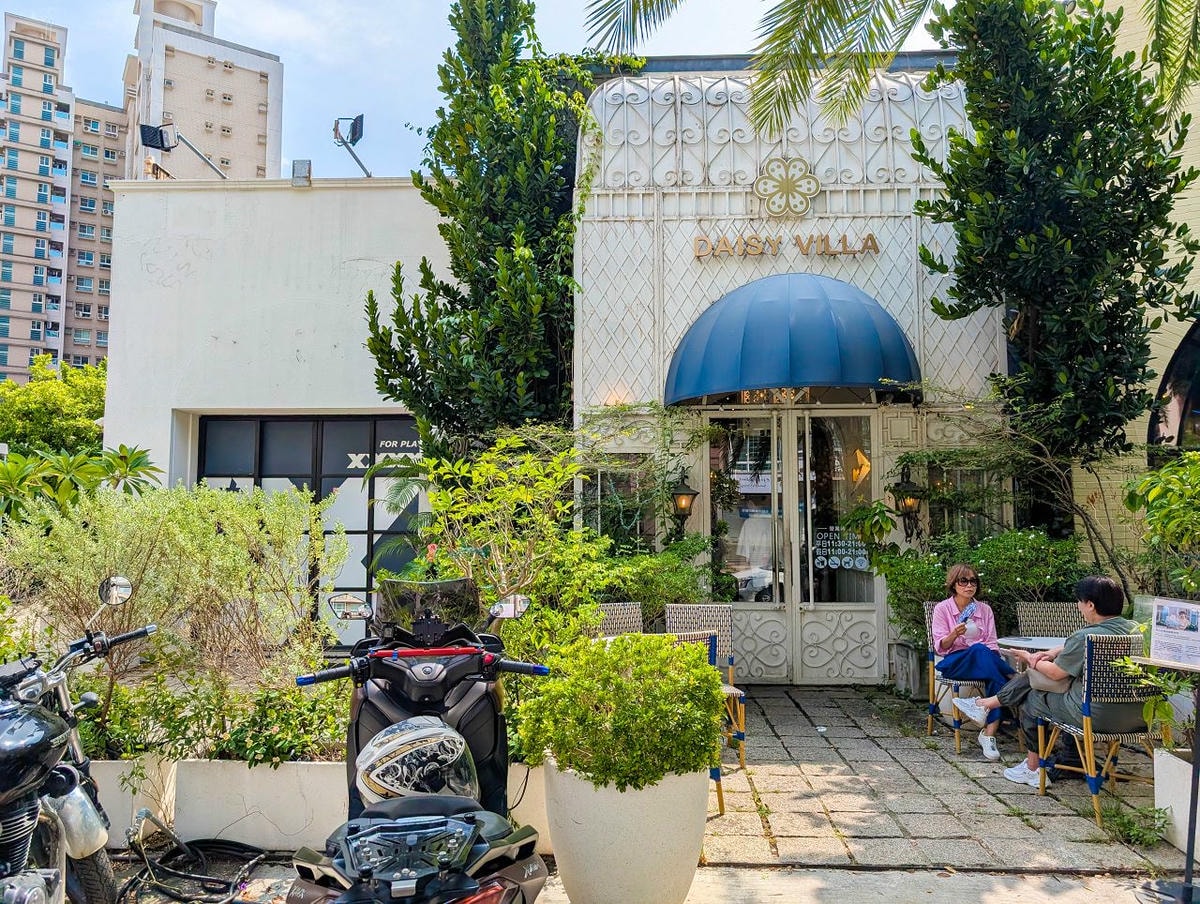 [食記][高雄市] 雛菊 Daisy Villa 高雄青海店 — 高雄美術館附近華麗又充滿度假風格的網美風餐廳，抹茶控必點 “抹茶童話” 系列甜點和飲品。