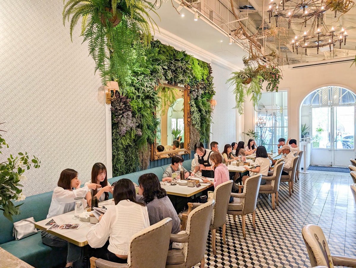 [食記][高雄市] 雛菊 Daisy Villa 高雄青海店 — 高雄美術館附近華麗又充滿度假風格的網美風餐廳，抹茶控必點 “抹茶童話” 系列甜點和飲品。