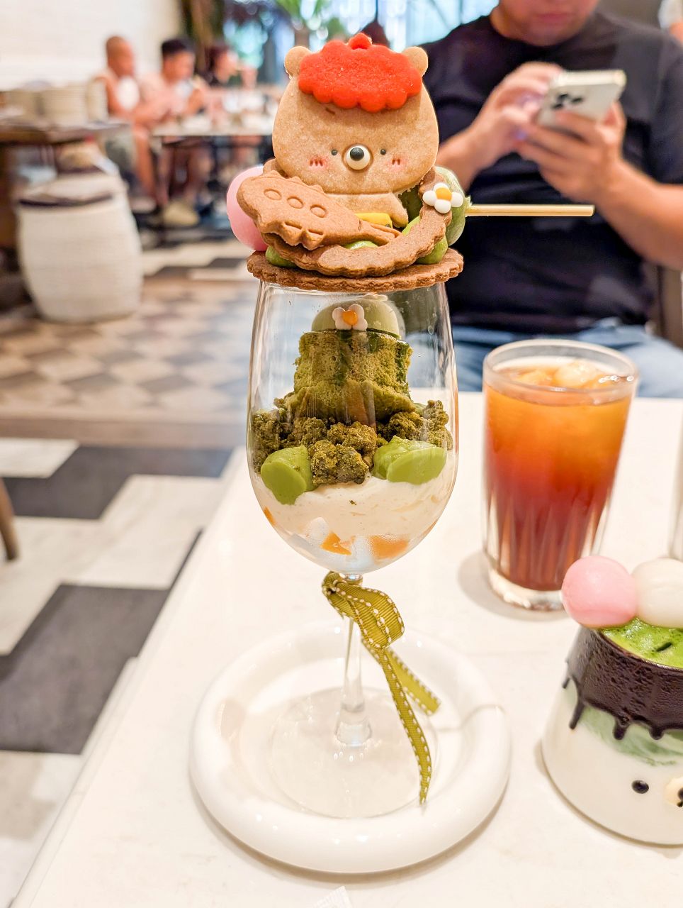 [食記][高雄市] 雛菊 Daisy Villa 高雄青海店 — 高雄美術館附近華麗又充滿度假風格的網美風餐廳，抹茶控必點 “抹茶童話” 系列甜點和飲品。
