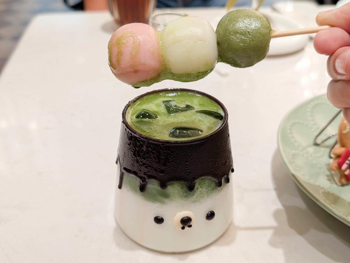 [食記][高雄市] 雛菊 Daisy Villa 高雄青海店 — 高雄美術館附近華麗又充滿度假風格的網美風餐廳，抹茶控必點 “抹茶童話” 系列甜點和飲品。