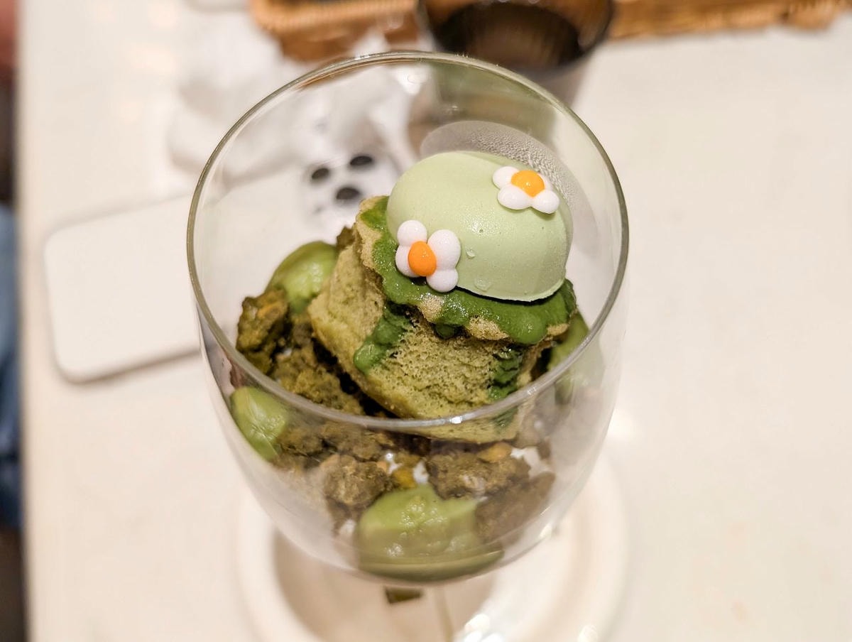[食記][高雄市] 雛菊 Daisy Villa 高雄青海店 — 高雄美術館附近華麗又充滿度假風格的網美風餐廳，抹茶控必點 “抹茶童話” 系列甜點和飲品。