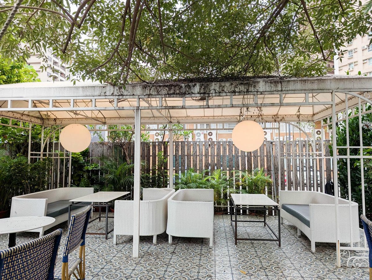 [食記][高雄市] 雛菊 Daisy Villa 高雄青海店 — 高雄美術館附近華麗又充滿度假風格的網美風餐廳，抹茶控必點 “抹茶童話” 系列甜點和飲品。