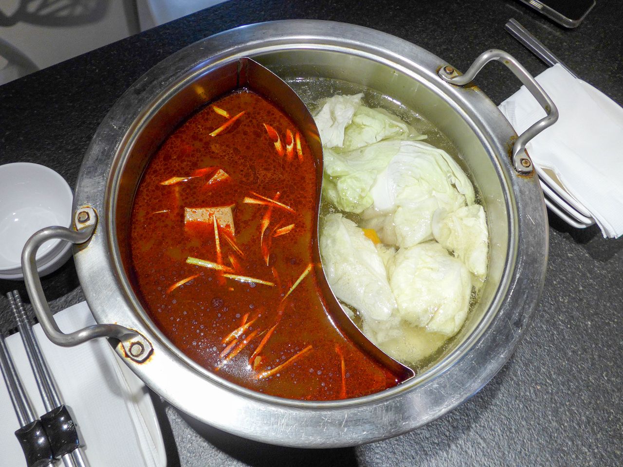 [食記][台北市] 花麻辣.鴛鴦.沙茶火鍋 — 六張犁站附近開業10多年的麻辣鴛鴦火鍋店