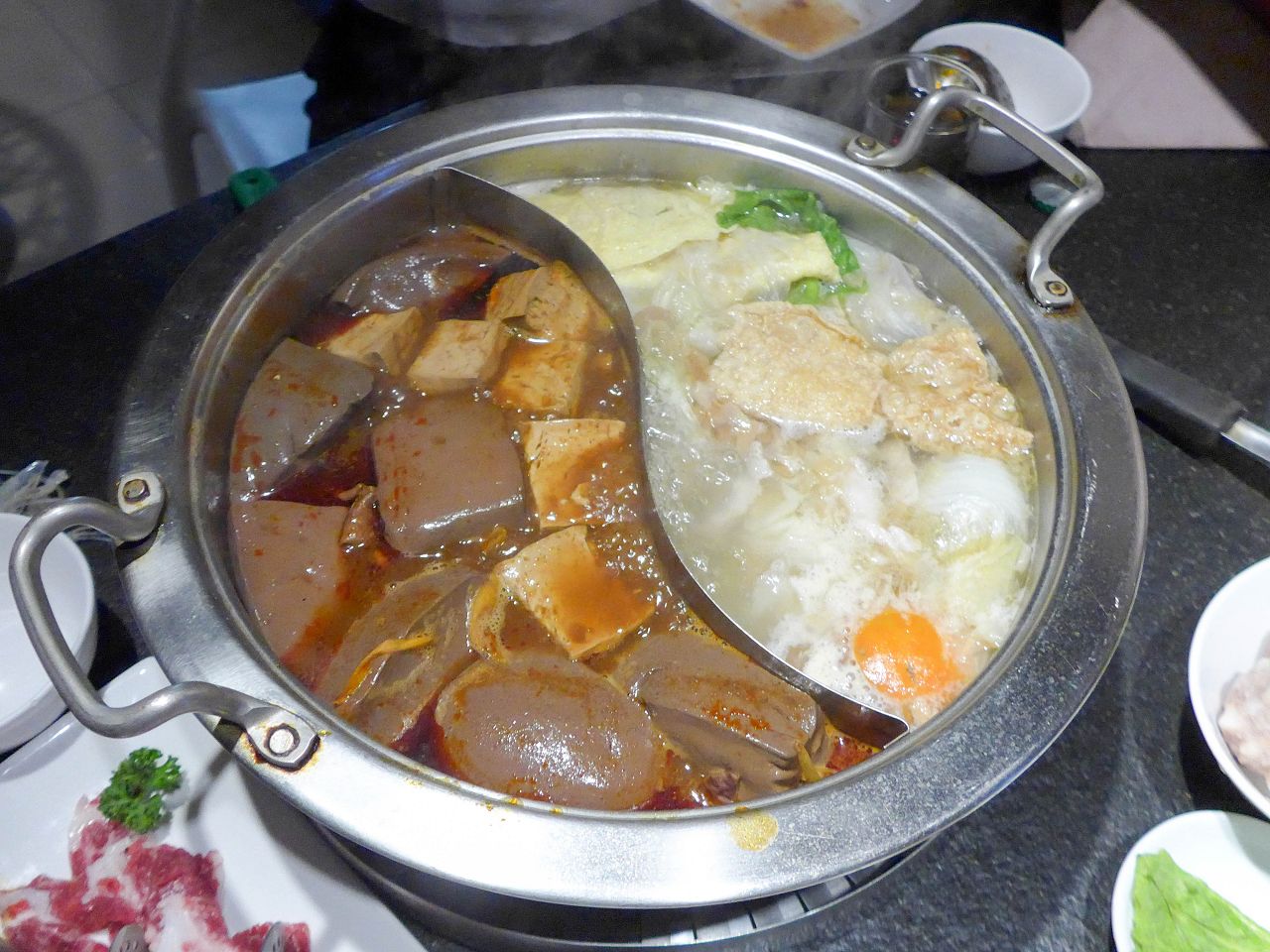 [食記][台北市] 花麻辣.鴛鴦.沙茶火鍋 — 六張犁站附近開業10多年的麻辣鴛鴦火鍋店