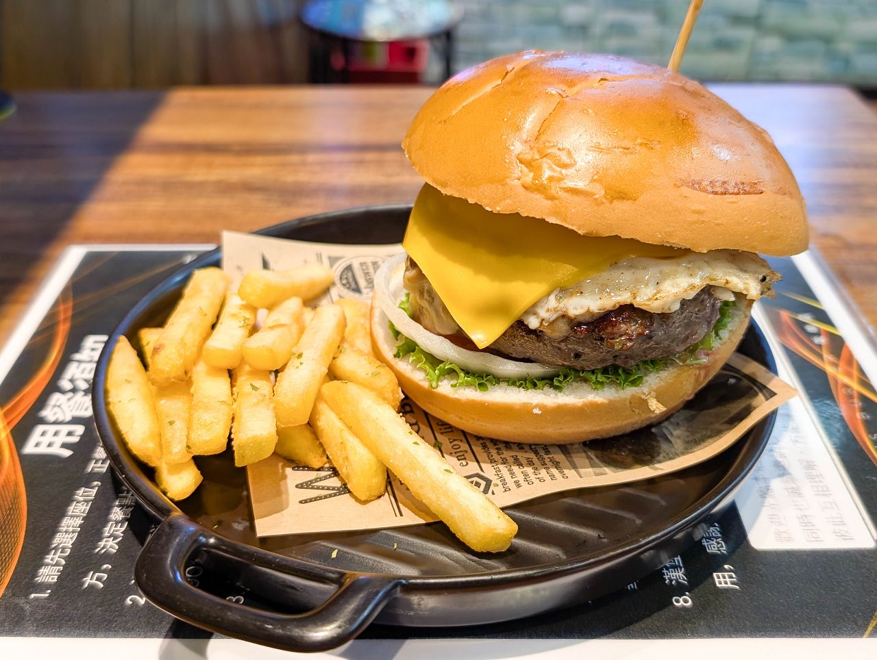 [食記][新北市][板橋區] Lin’s Burger 林斯漢堡美式餐廳 板橋府中店 — 府中站附近小小美式漢堡餐廳