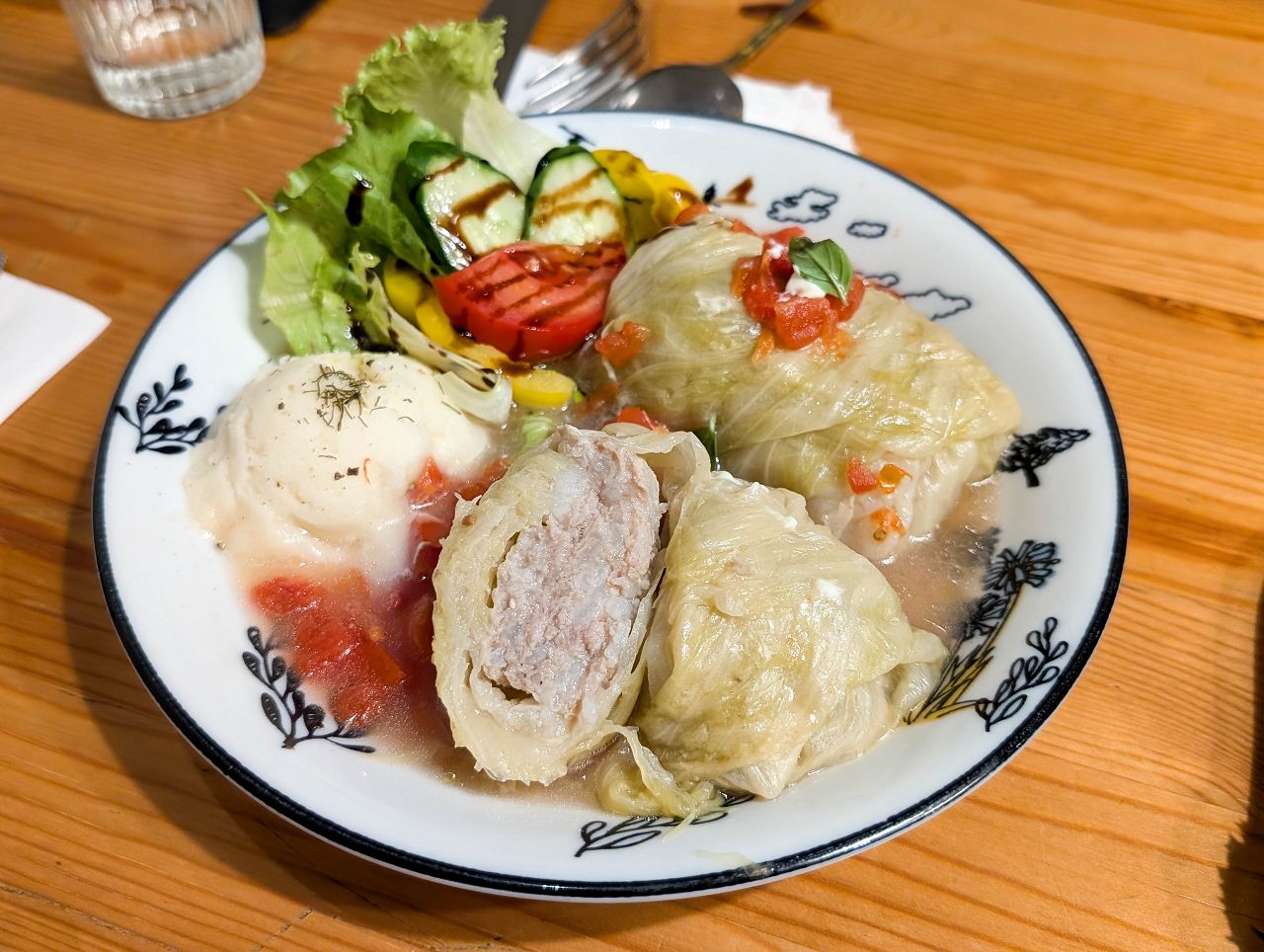 [食記][高雄市] 烏拉森林東歐餐酒館 (已歇業) — 兩位外國主廚共同經營的東歐料理餐廳，主打波蘭、烏克蘭、立陶宛等東歐各國料理。