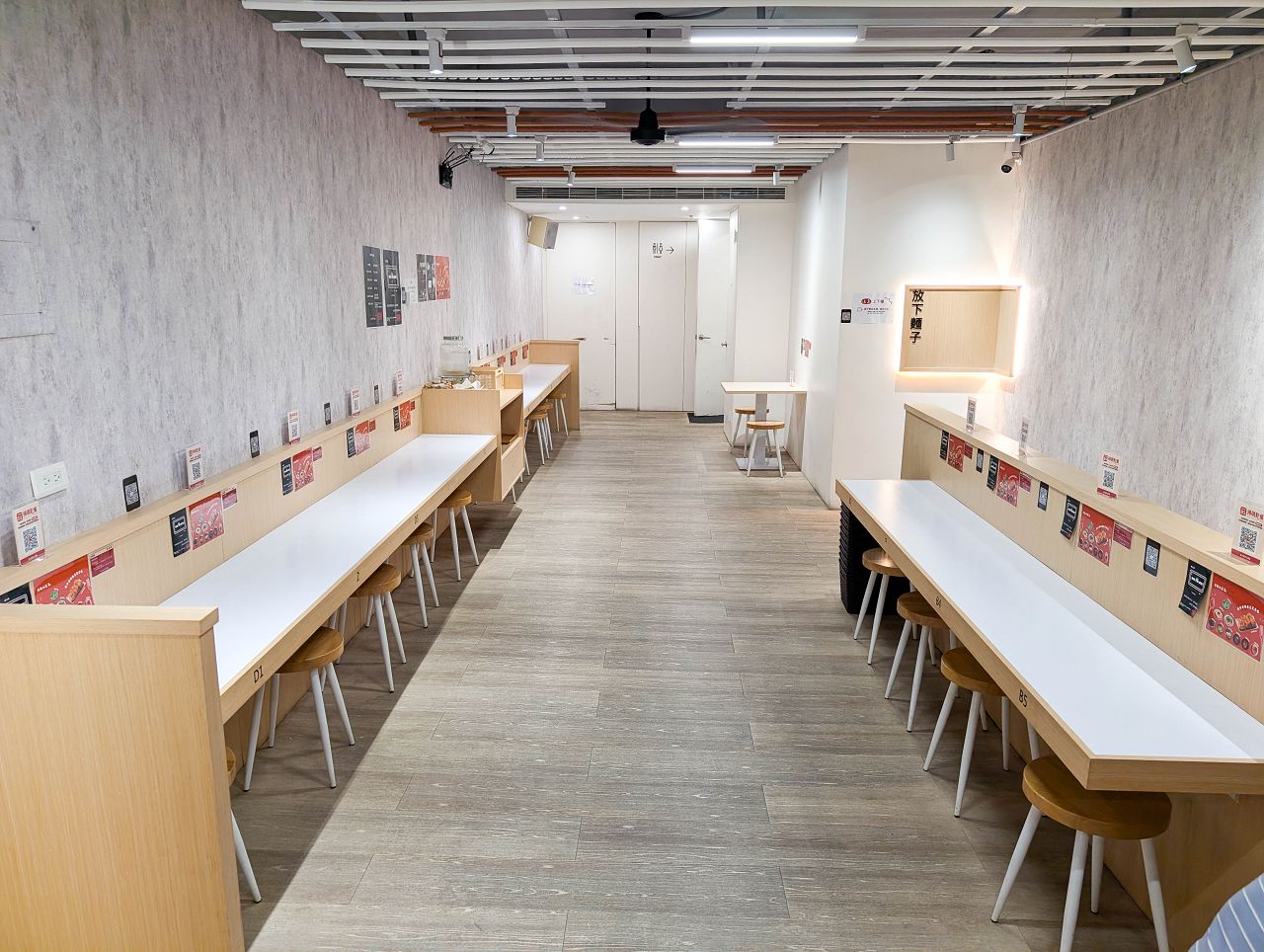 [食記][高雄市] 放下麵子 高雄博愛店 — 巨蛋商圈文青風格麵館，乾拌麵和湯品組合套餐。