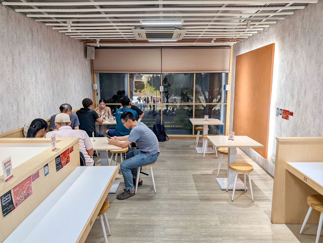 [食記][高雄市] 放下麵子 高雄博愛店 — 巨蛋商圈文青風格麵館，乾拌麵和湯品組合套餐。