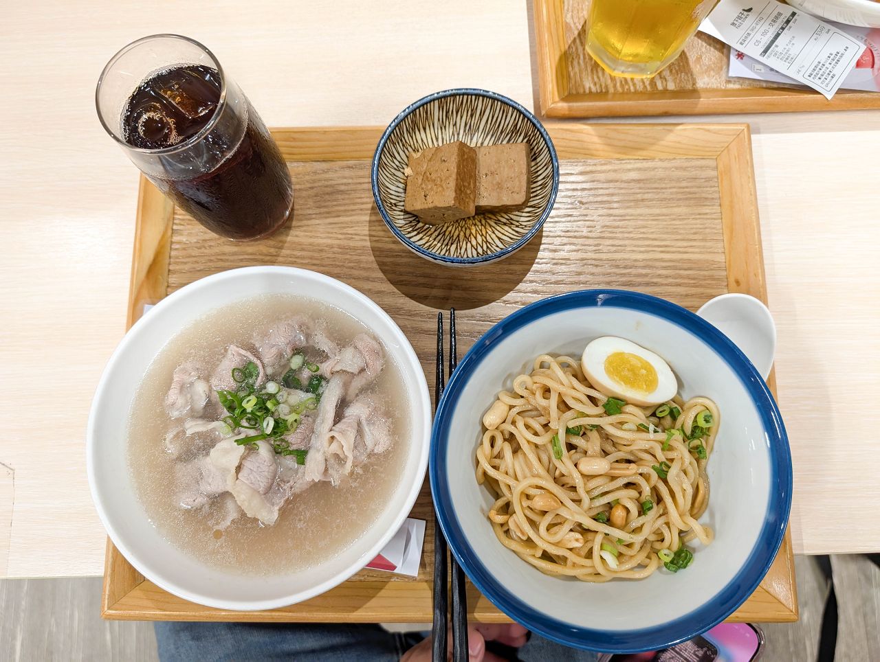 [食記][高雄市] 放下麵子 高雄博愛店 — 巨蛋商圈文青風格麵館，乾拌麵和湯品組合套餐。