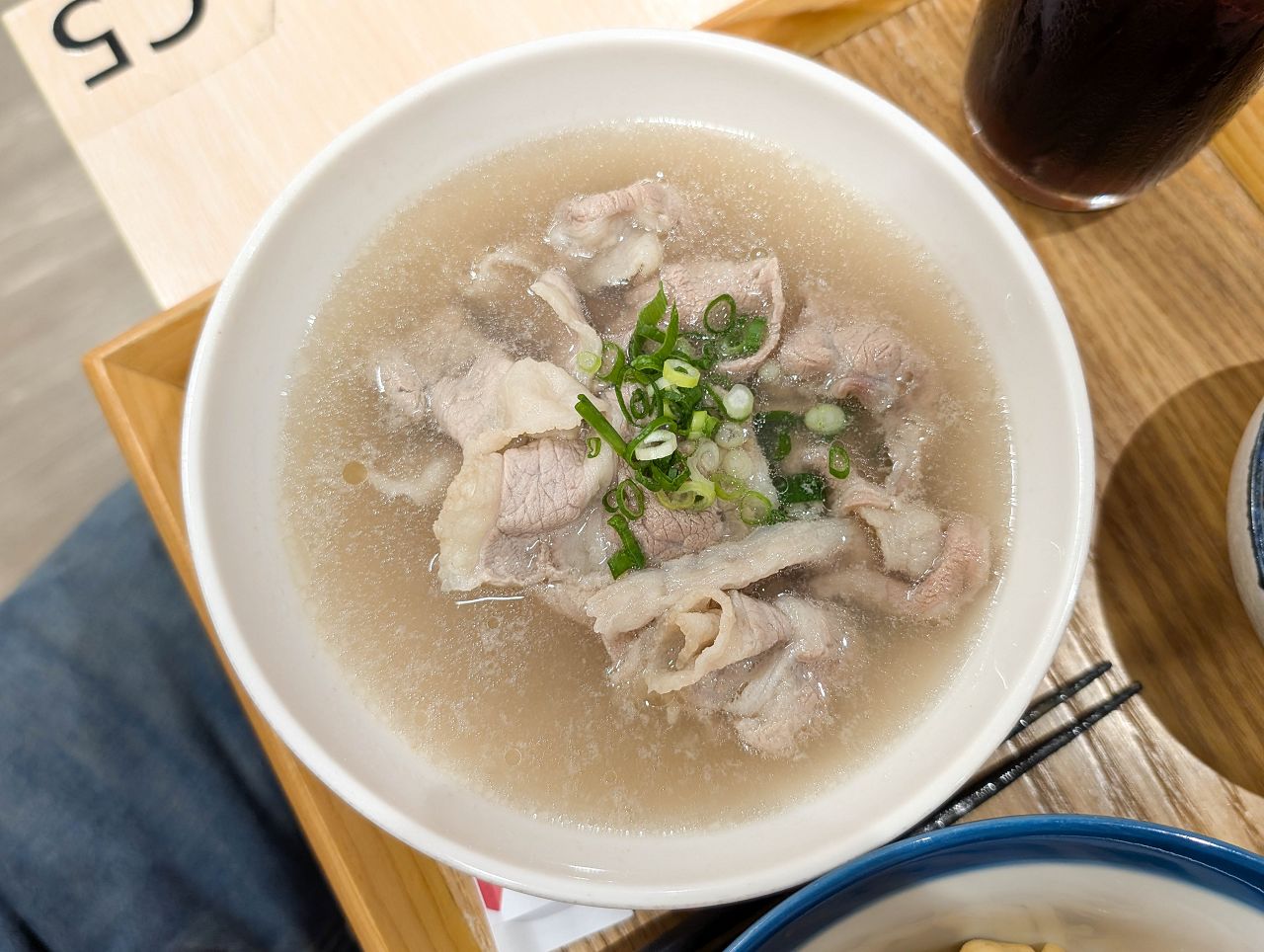 [食記][高雄市] 放下麵子 高雄博愛店 — 巨蛋商圈文青風格麵館，乾拌麵和湯品組合套餐。