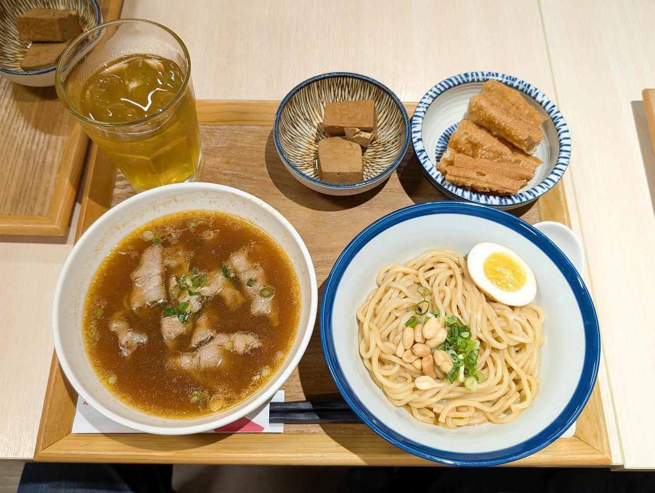 [食記][高雄市] 放下麵子 高雄博愛店 — 巨蛋商圈文青風格麵館，乾拌麵和湯品組合套餐。