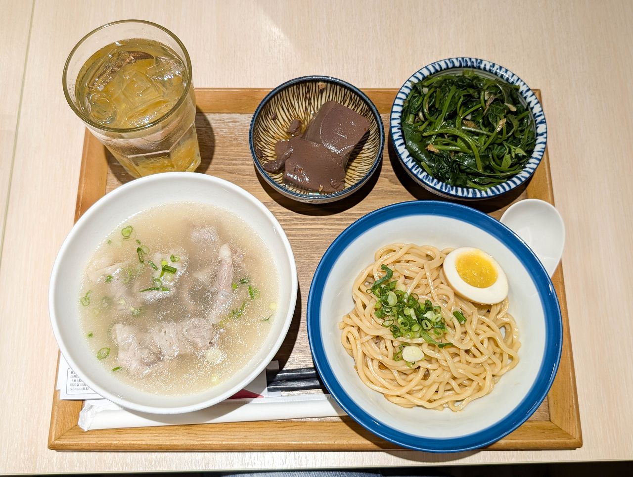 [食記][高雄市] 放下麵子 高雄博愛店 — 巨蛋商圈文青風格麵館，乾拌麵和湯品組合套餐。