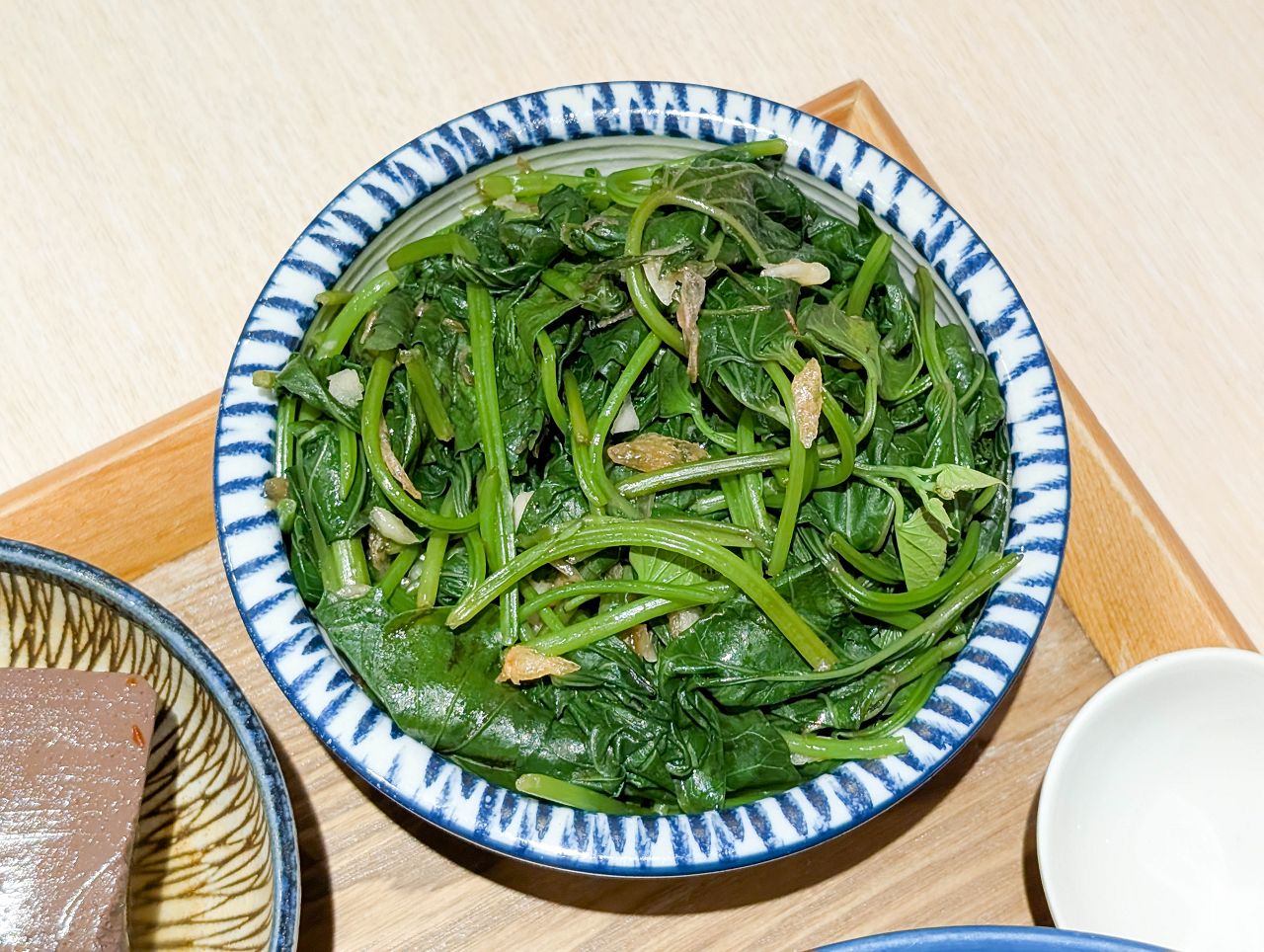 [食記][高雄市] 放下麵子 高雄博愛店 — 巨蛋商圈文青風格麵館，乾拌麵和湯品組合套餐。