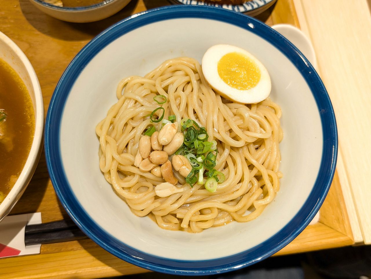 [食記][高雄市] 放下麵子 高雄博愛店 — 巨蛋商圈文青風格麵館，乾拌麵和湯品組合套餐。