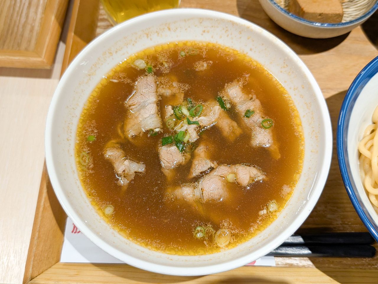 [食記][高雄市] 放下麵子 高雄博愛店 — 巨蛋商圈文青風格麵館，乾拌麵和湯品組合套餐。