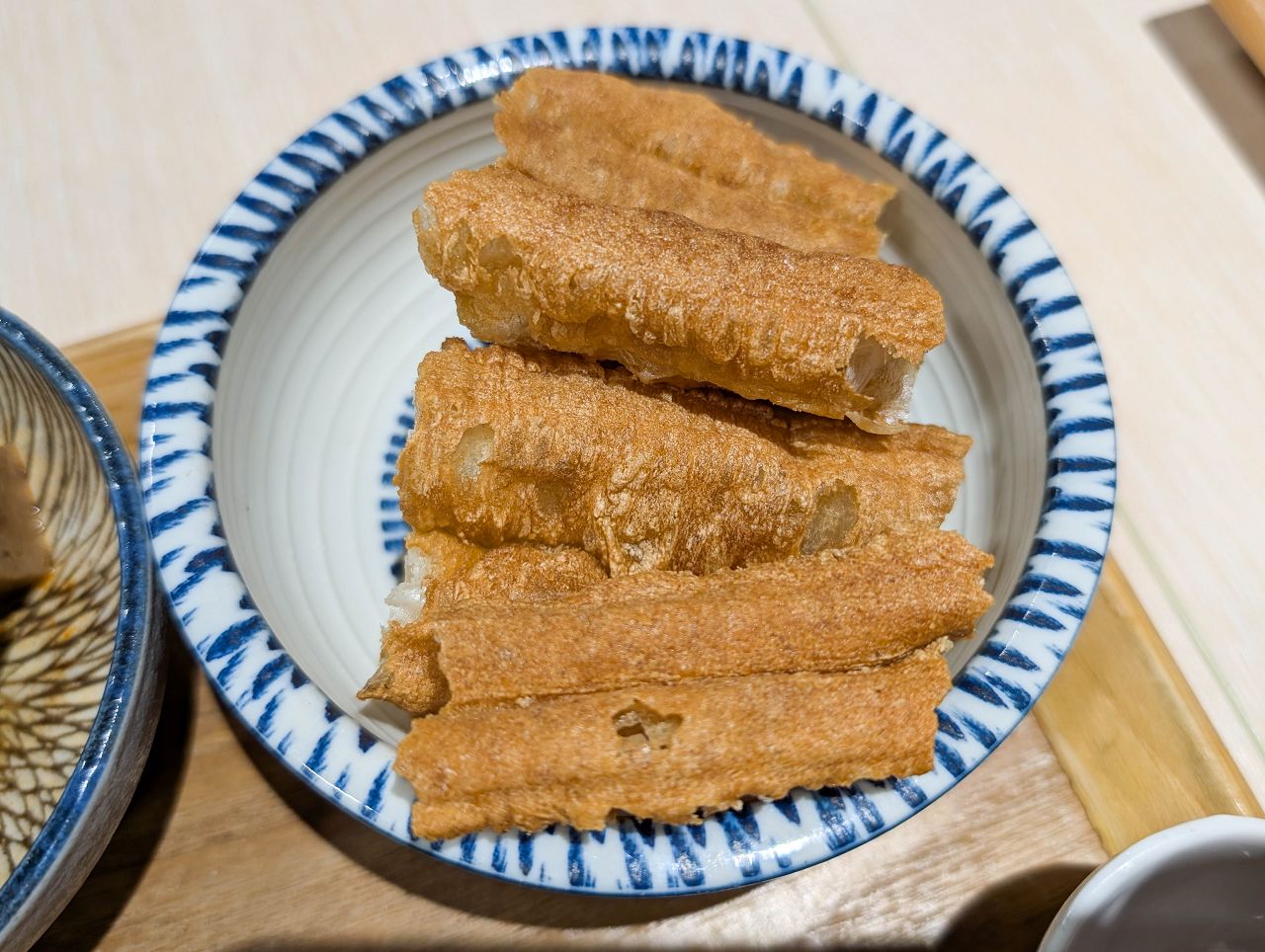 [食記][高雄市] 放下麵子 高雄博愛店 — 巨蛋商圈文青風格麵館，乾拌麵和湯品組合套餐。