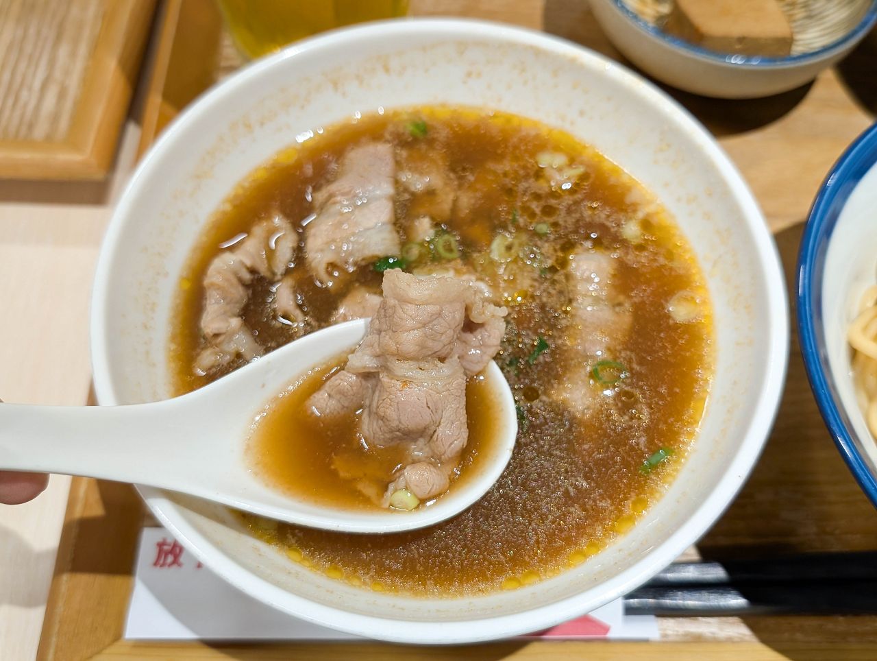[食記][高雄市] 放下麵子 高雄博愛店 — 巨蛋商圈文青風格麵館，乾拌麵和湯品組合套餐。