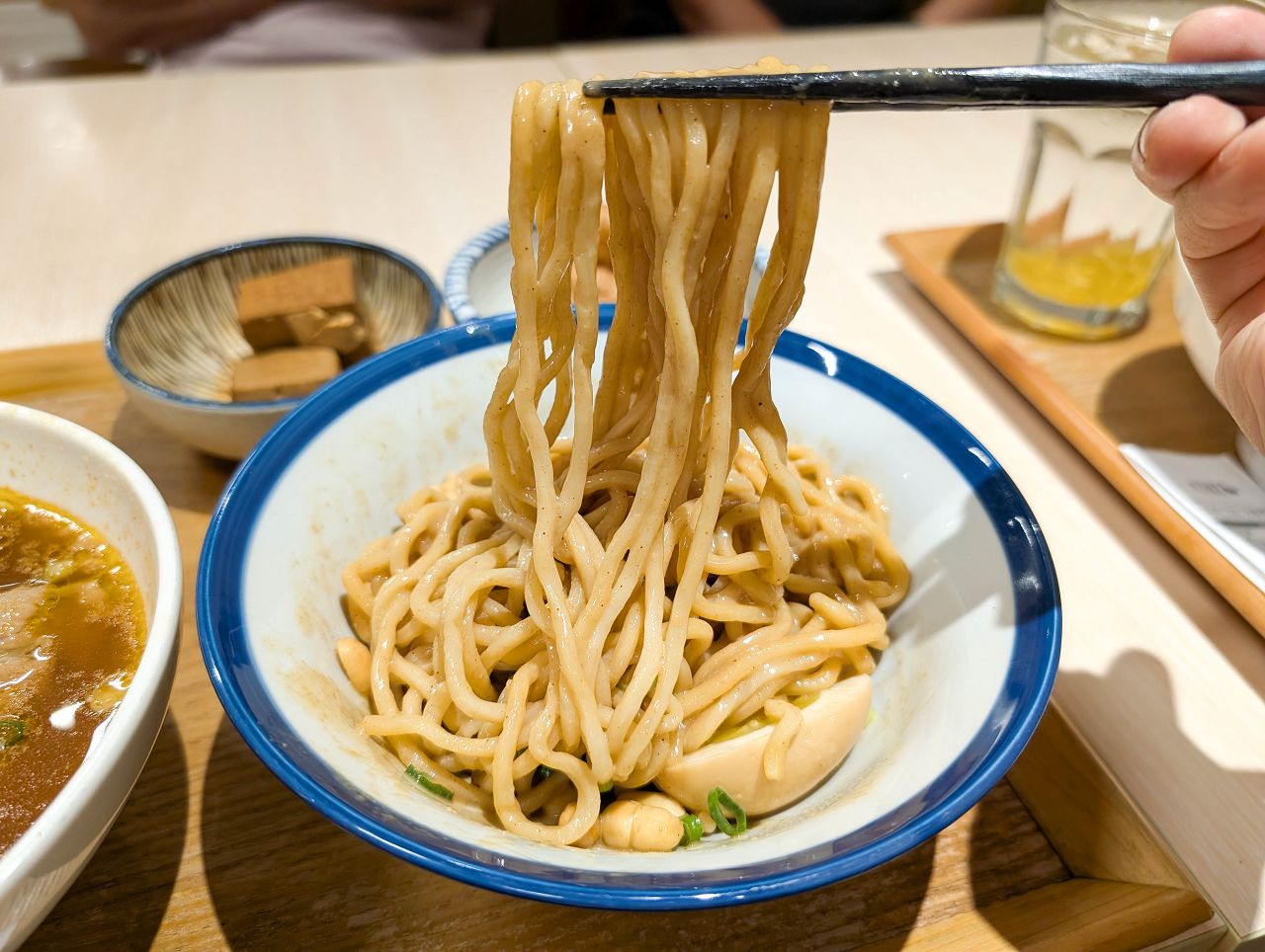 [食記][高雄市] 放下麵子 高雄博愛店 — 巨蛋商圈文青風格麵館，乾拌麵和湯品組合套餐。