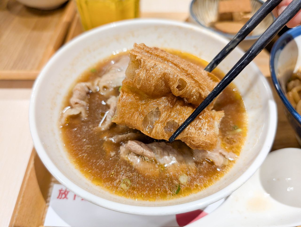 [食記][高雄市] 放下麵子 高雄博愛店 — 巨蛋商圈文青風格麵館，乾拌麵和湯品組合套餐。