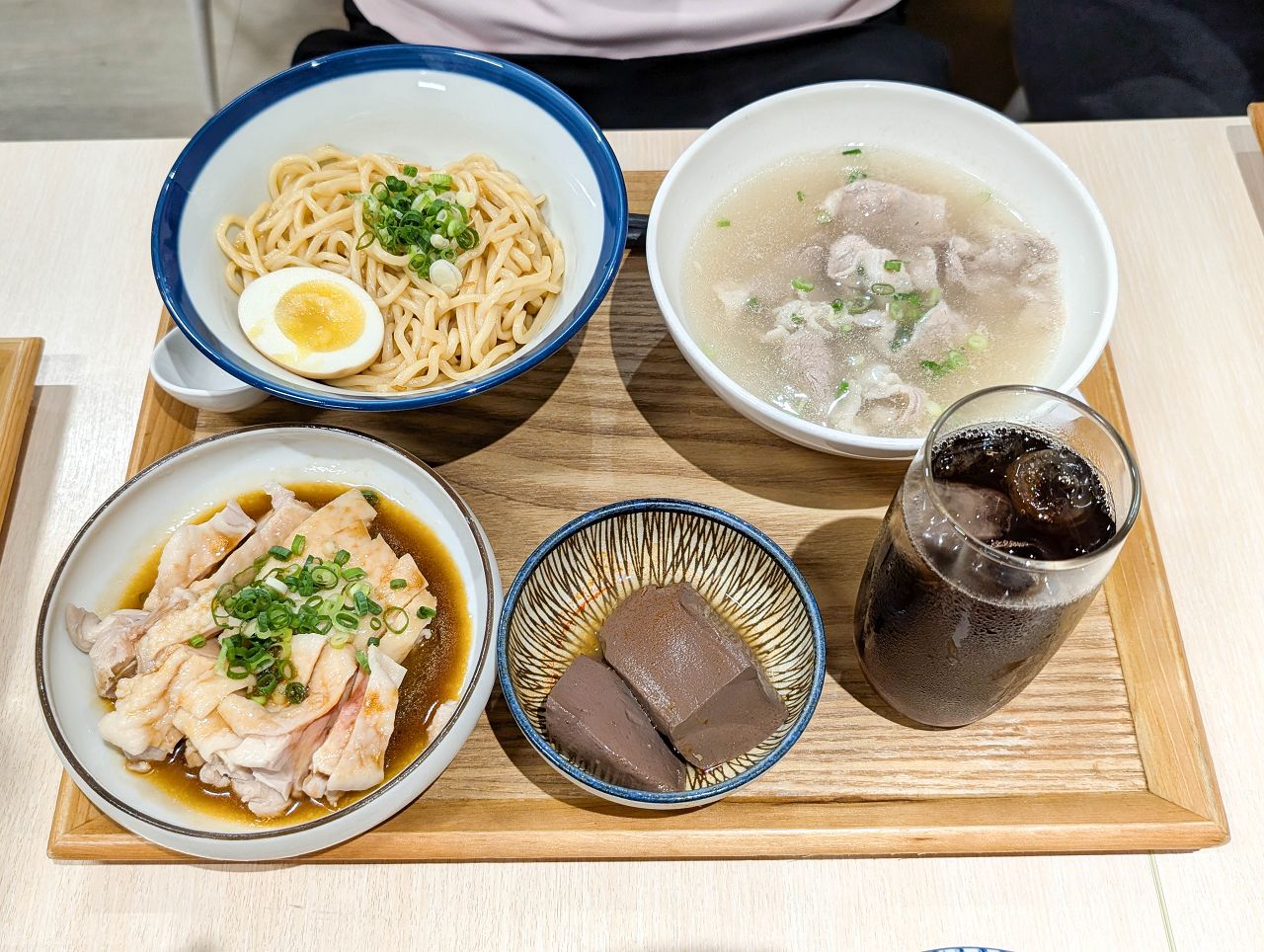 [食記][高雄市] 放下麵子 高雄博愛店 — 巨蛋商圈文青風格麵館，乾拌麵和湯品組合套餐。