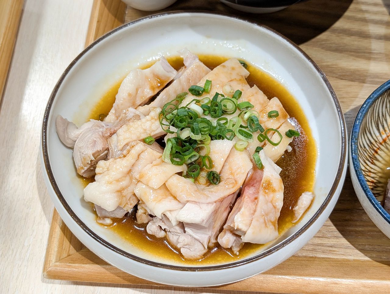 [食記][高雄市] 放下麵子 高雄博愛店 — 巨蛋商圈文青風格麵館，乾拌麵和湯品組合套餐。