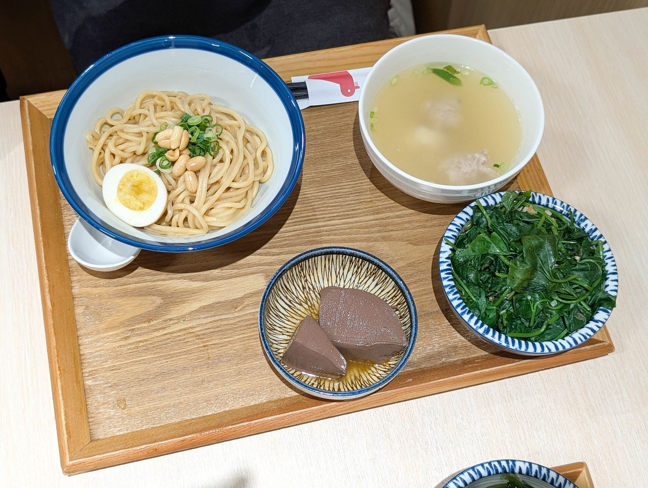[食記][高雄市] 放下麵子 高雄博愛店 — 巨蛋商圈文青風格麵館，乾拌麵和湯品組合套餐。